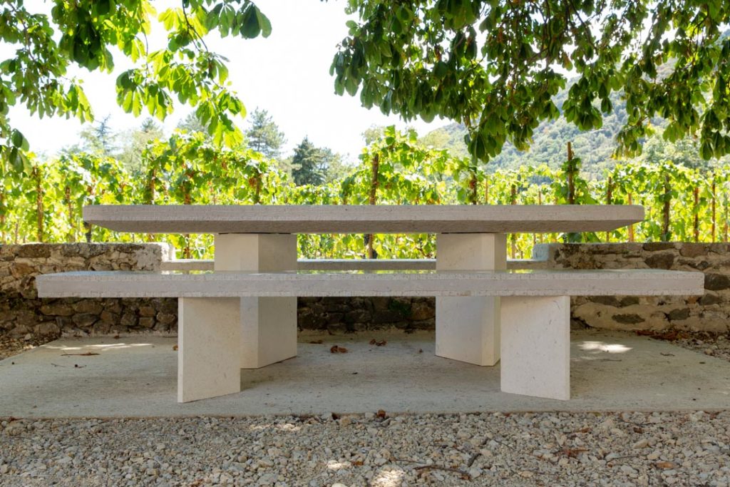 Table et bancs d'extérieur. Pierre de Tavel.