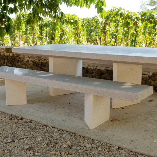 Table et bancs d'extérieur. Pierre de Tavel.