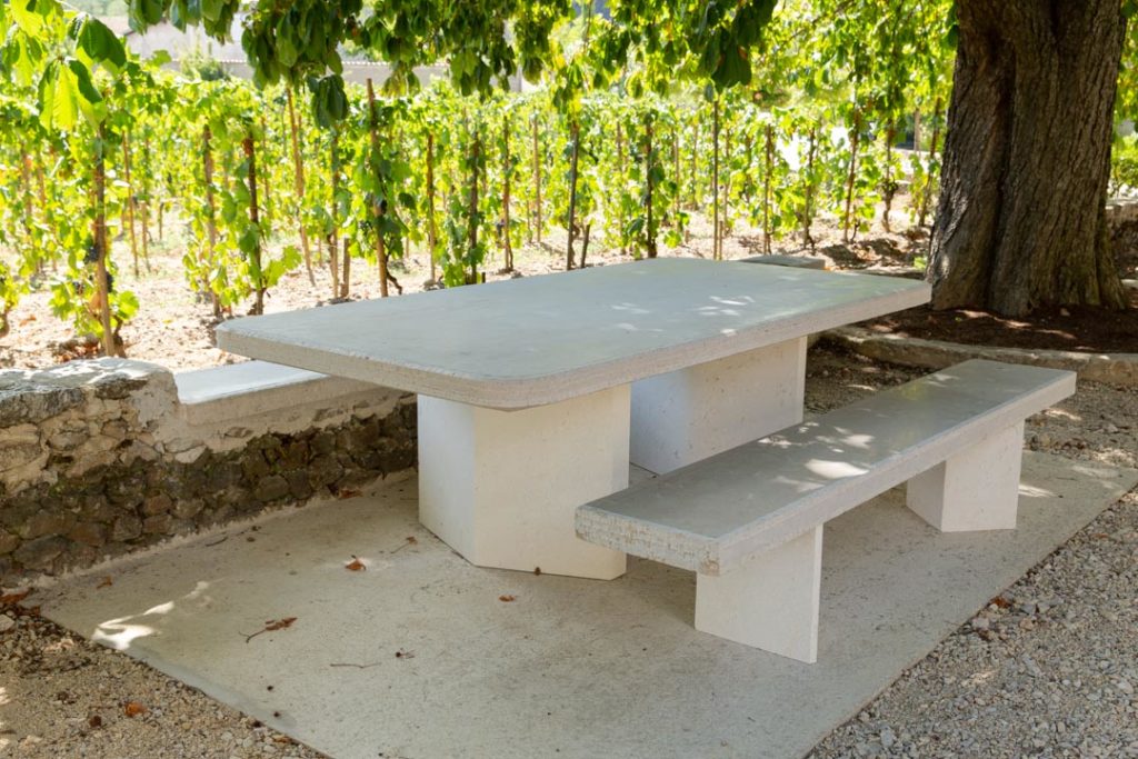 Table et bancs d'extérieur. Pierre de Tavel.