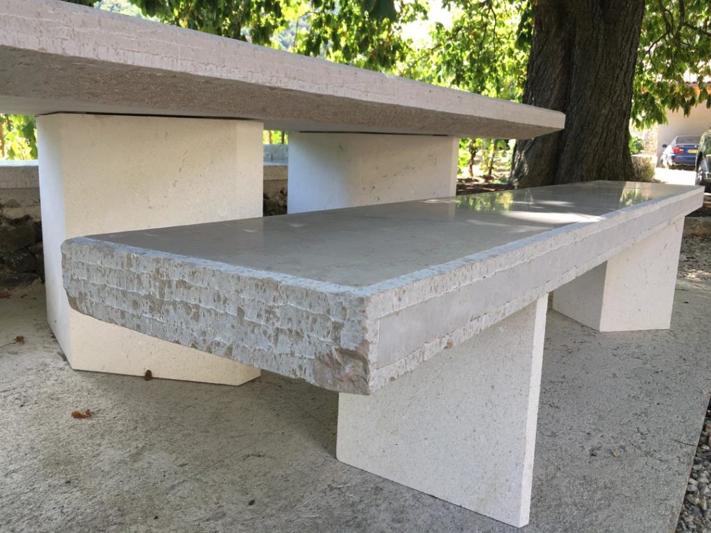 Table et bancs d'extérieur. Pierre de Tavel.