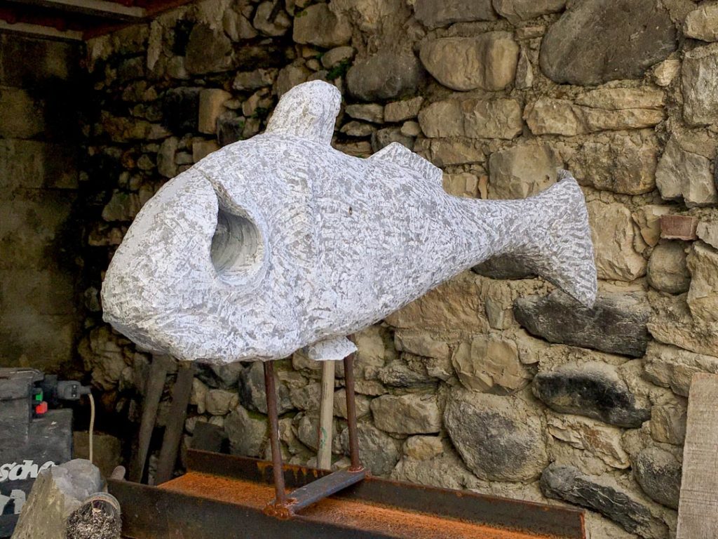 "Poisson", pièce unique, sculpture en marbre de Saint Anne. Taille 75x38cm.