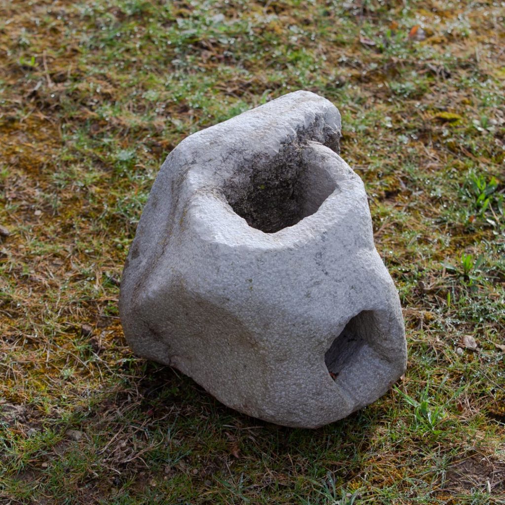 "Avec des trous", pièce unique, sculpture en pierre d'Hauteville. Taille 25x23x24cm.