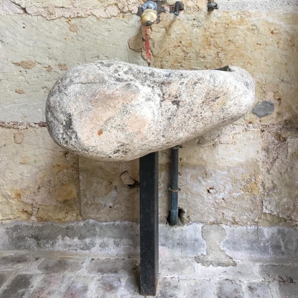 Lavabo en Galet de granit de Leyrieux. Taille 70x45cm.