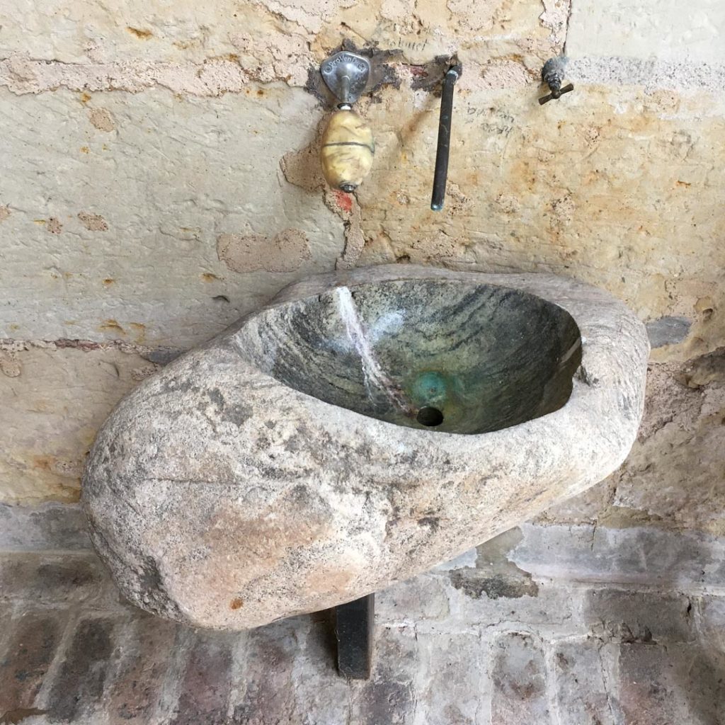 Lavabo en Galet de granit de Leyrieux. Taille 70x45cm.