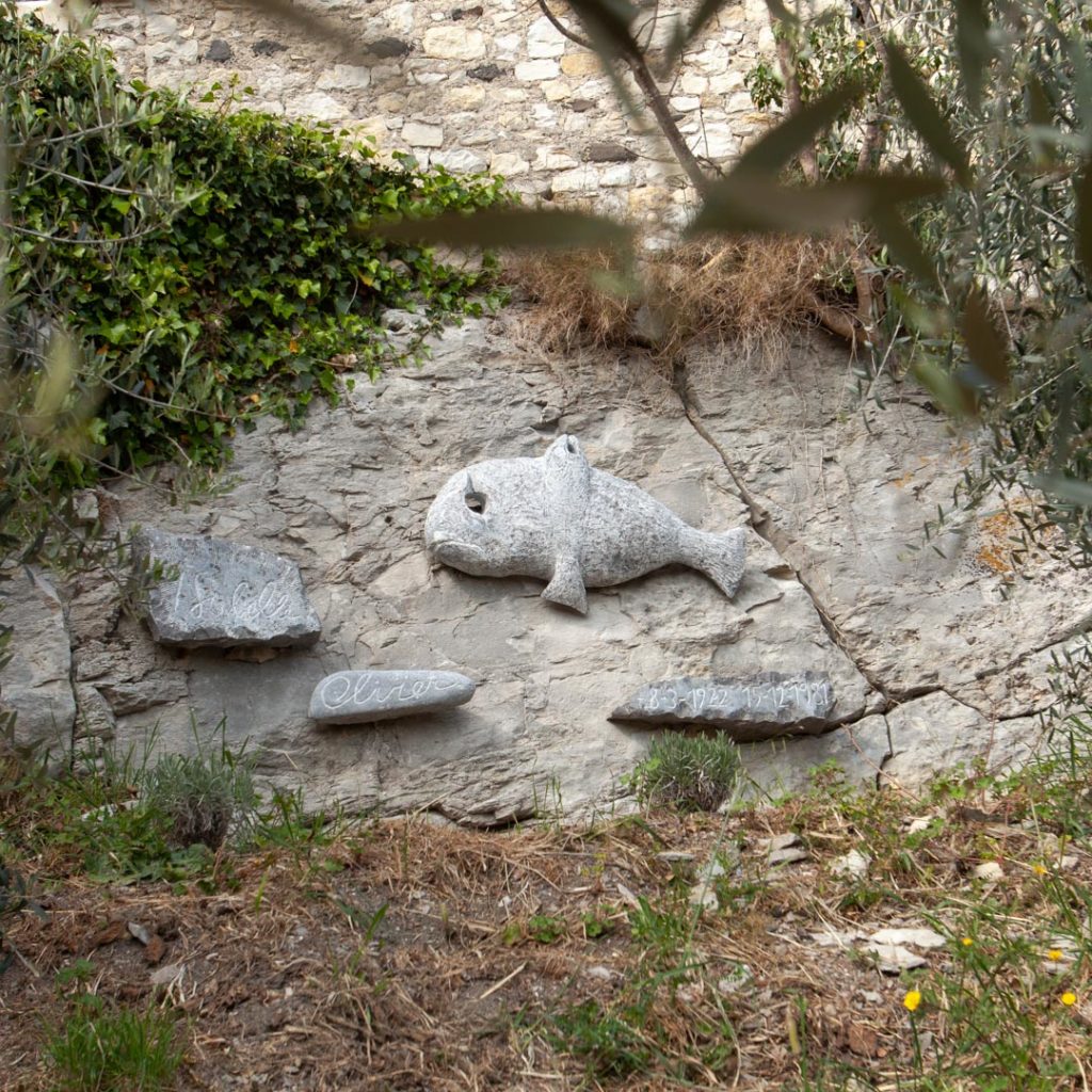 "la tristesse des poissons ", pièce unique, sculpture en marbre de Saint Anne. Taille 95x40cm.