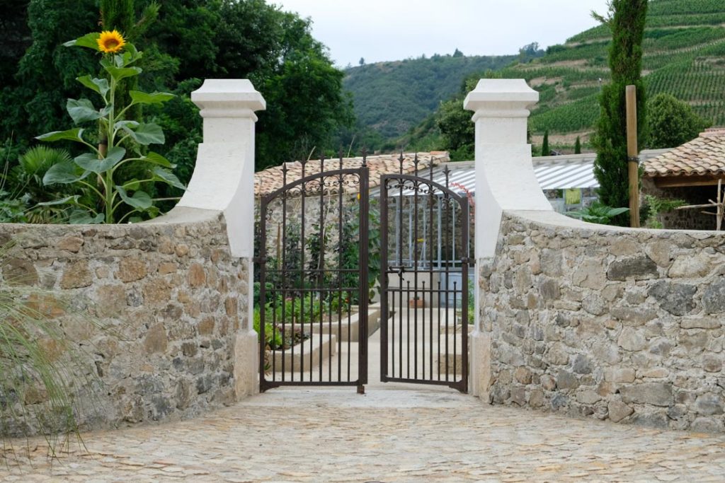 Entrée de jardin. Pierre de Verfeuille.